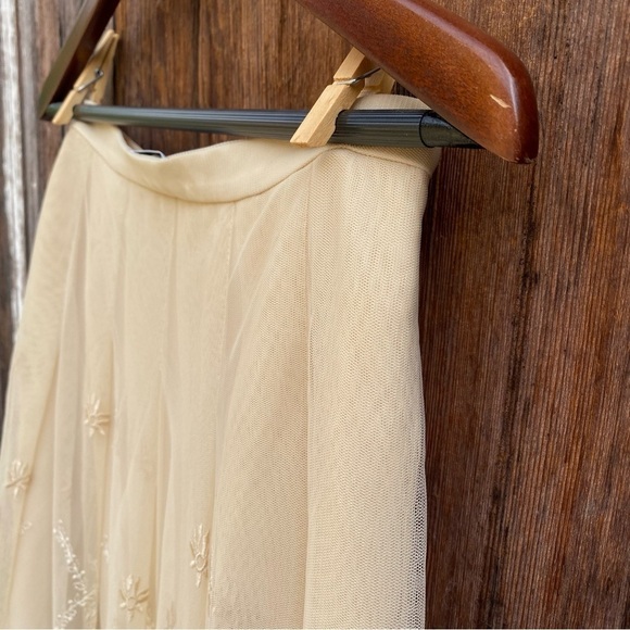 Talbots Ivory Tulle Overlay embroidered Skirt with side zipper. Size 6 NWOT - Picture 10 of 10
